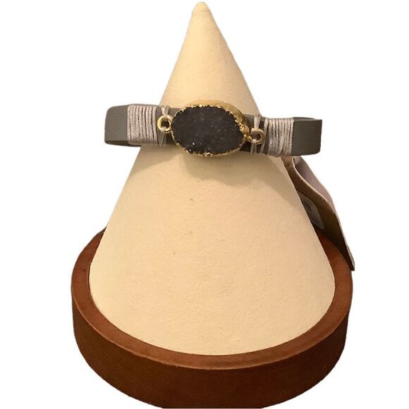 🌼🌼Grey imitation leather bracelet with stone NWT🌼🌼 - Picture 1 of 3